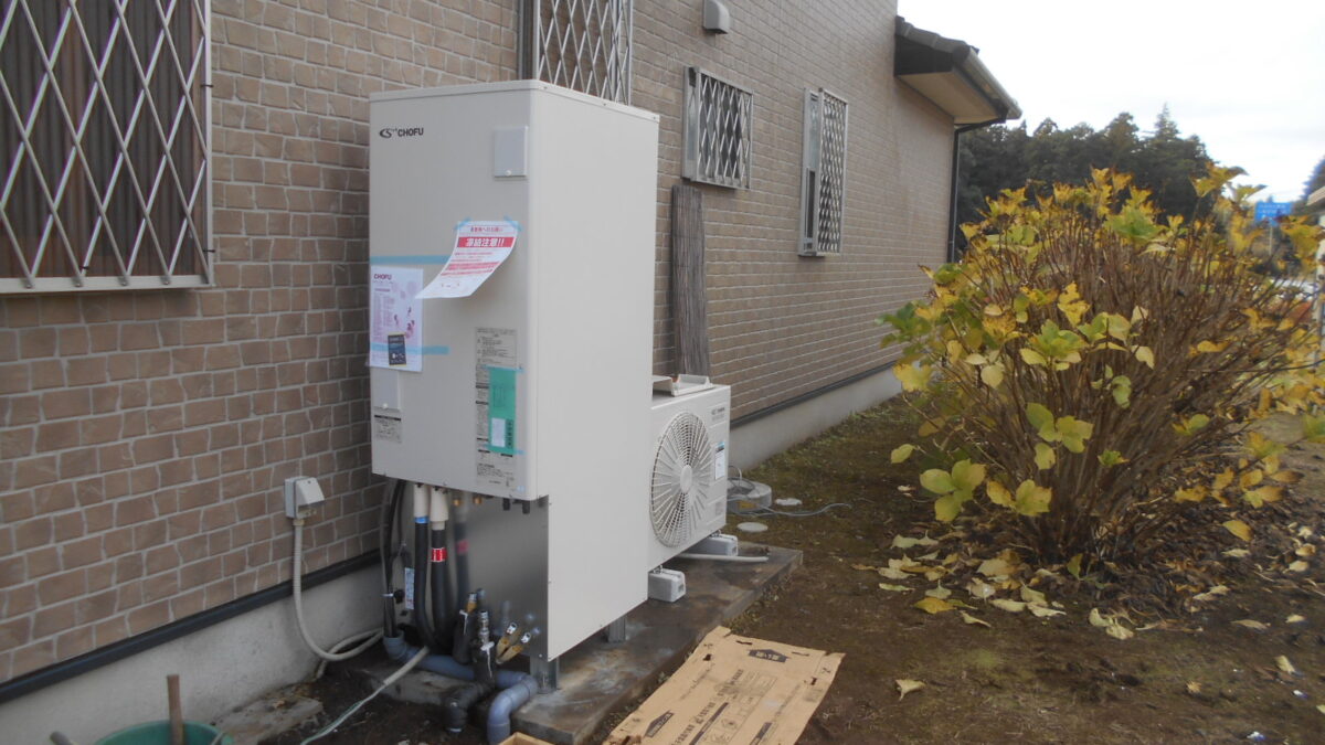 石岡市　染谷で　エコキュートの設置施工です。長府EHP-3704BXの施工です。