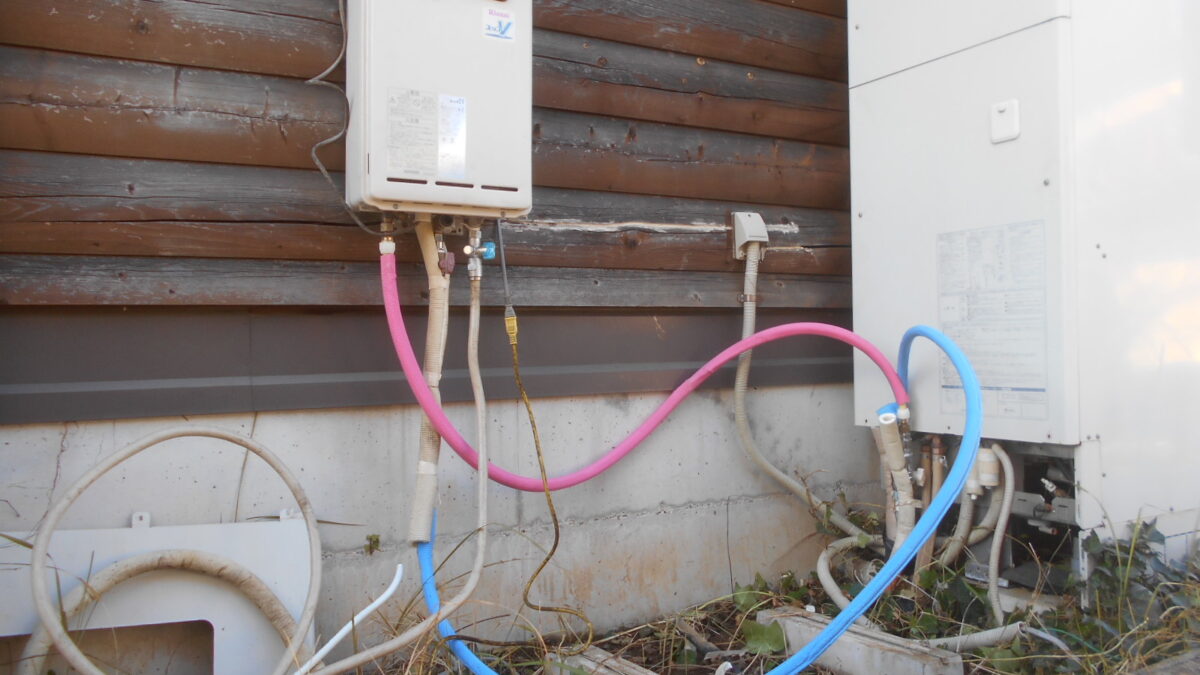 つくば市　高見原で　エコキュートが　故障して　部品が入手するまでの　間に合わせ用に、ガス給湯器仮設置の画像です。