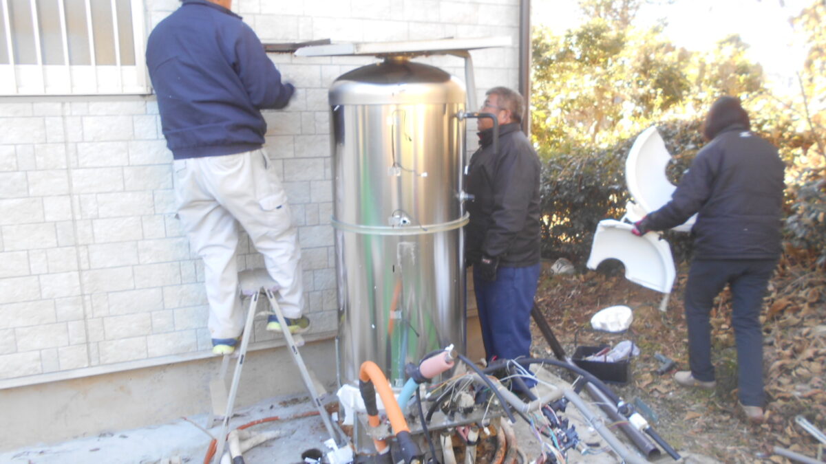 下妻市　大串で　コロナエコキュートの解体作業と　エコキュート交換の画像です。