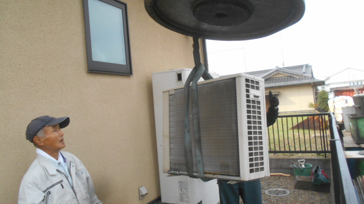 つくば市北条で　重機活用してのエコキュート交換画像です。困難な作業も　お任せくださいませ。