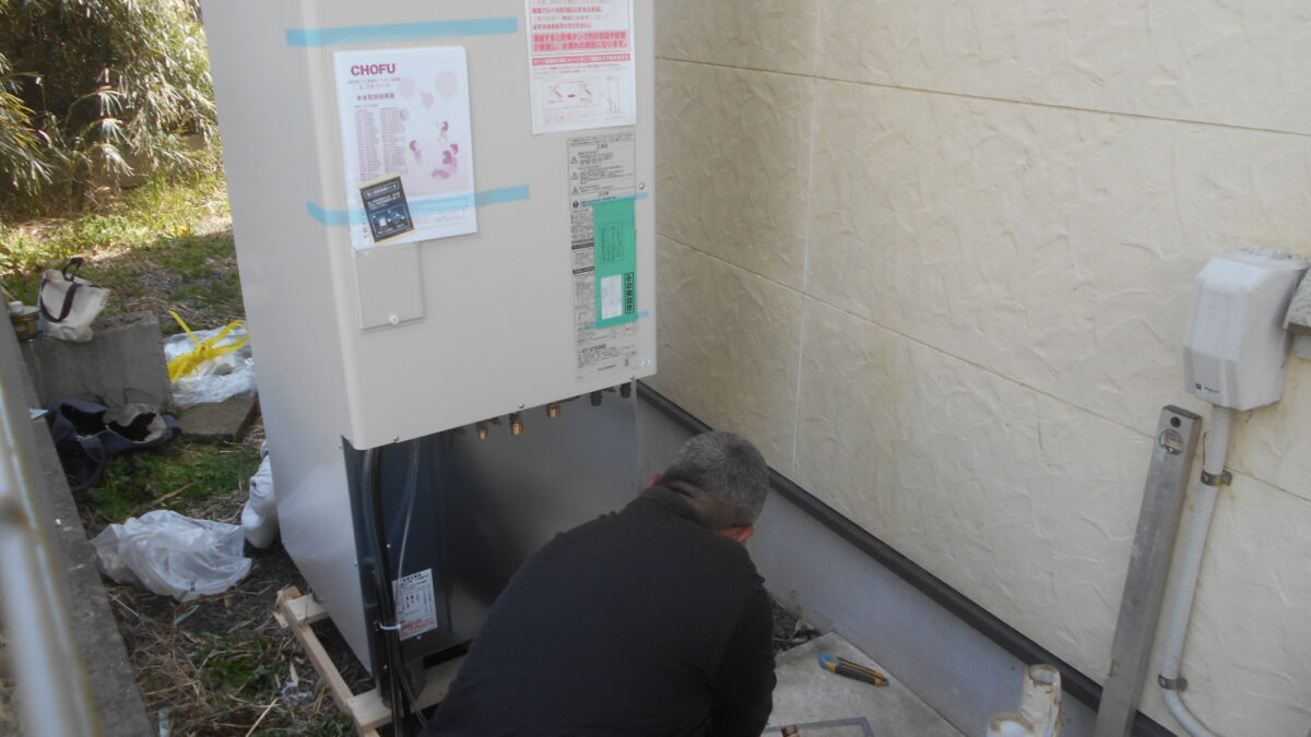 牛久市猪子でエコキュートの施工です。ハイエンド高級モデル長府EHP-3705BZPSです。