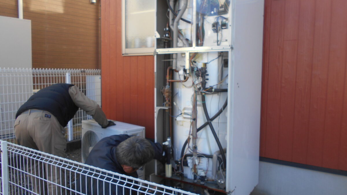 牛久市南で　エコキュートのベース(コンクリート置台)の　作り直しです。