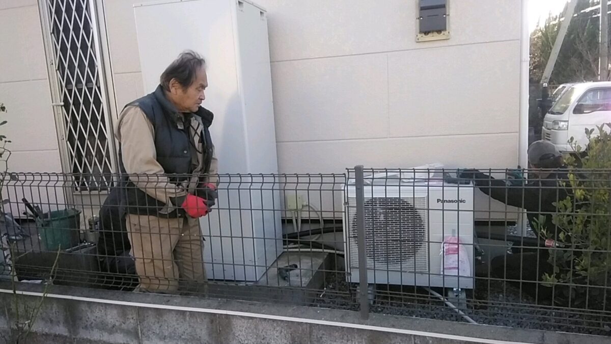 　原(刈間郵便局周辺)パナソニックエコキュートの交換作業です。