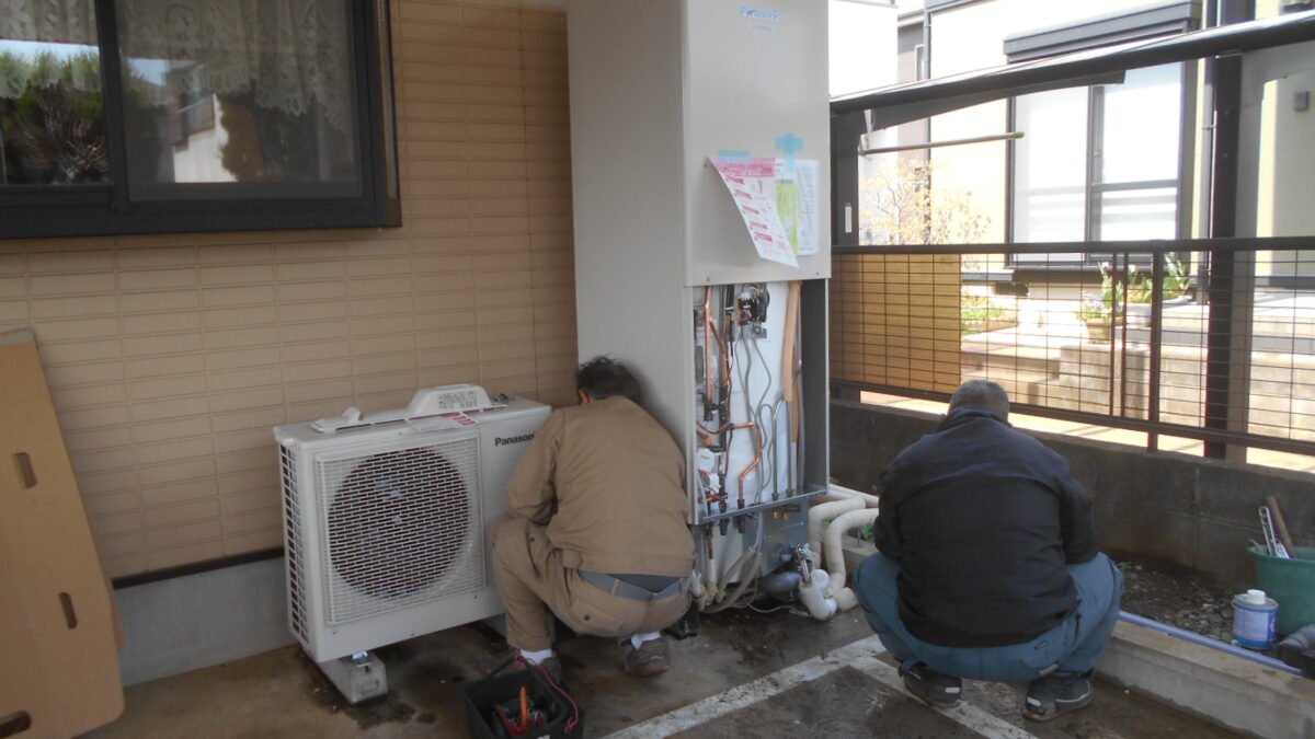 つくば市で外壁の塗装に伴うエコキュートの交換工事対応いたします。