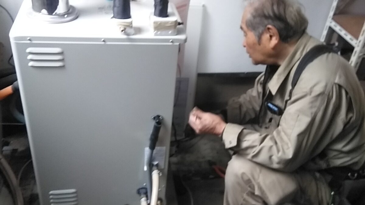 茨城県つくば市　北条で　コロナ石油給湯器の　交換です。
