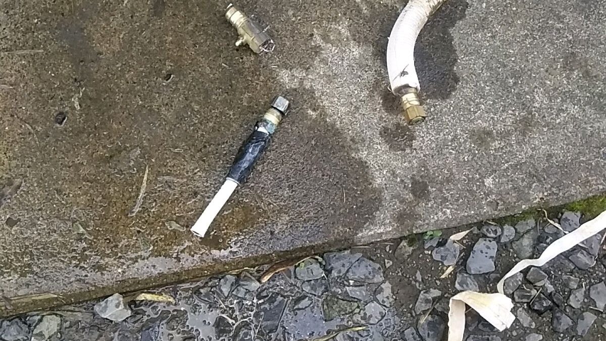 石岡市　八郷地区　加生野で　コロナエコキュートのヒートポンプ連結管の修理復旧です。