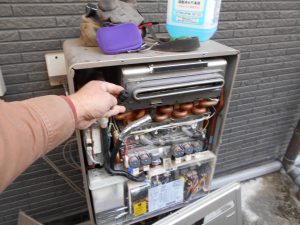 つくば市小田でリンナイ暖房機の自動保水弁の点検清掃と不凍液補充です 