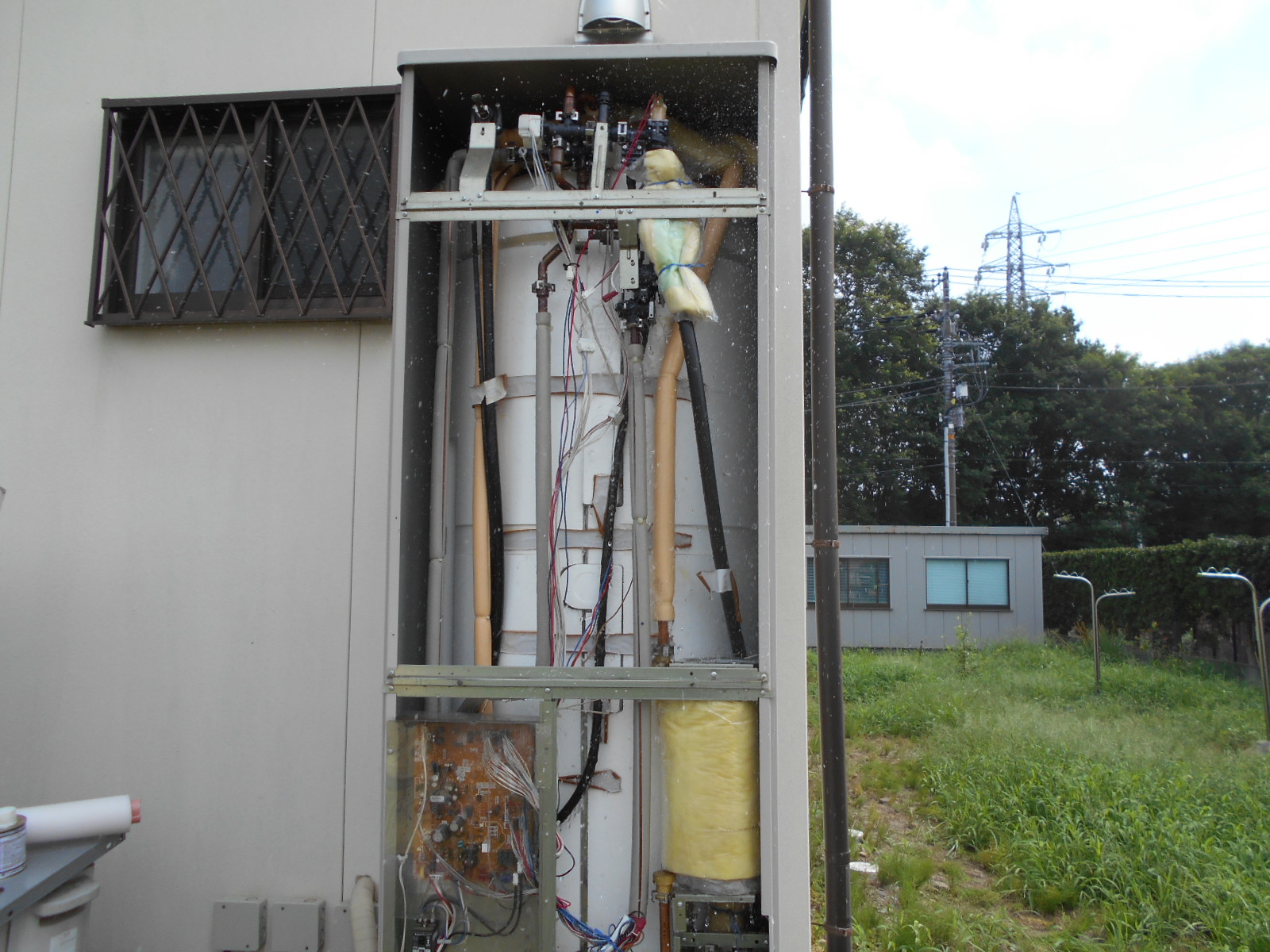 つくば市篠崎にてハウステックエコキュートの漏水の修理です おんせん屋